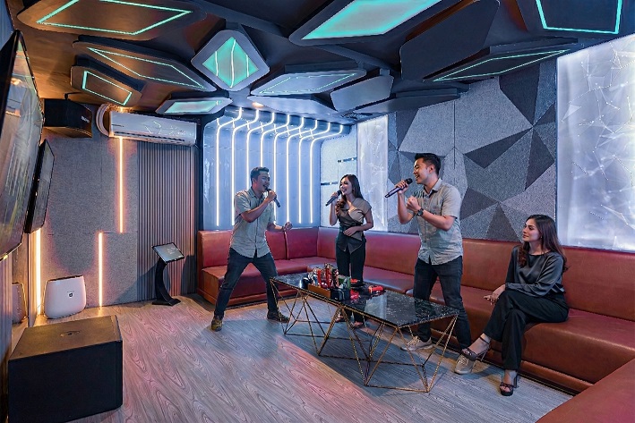 Free karaoke room